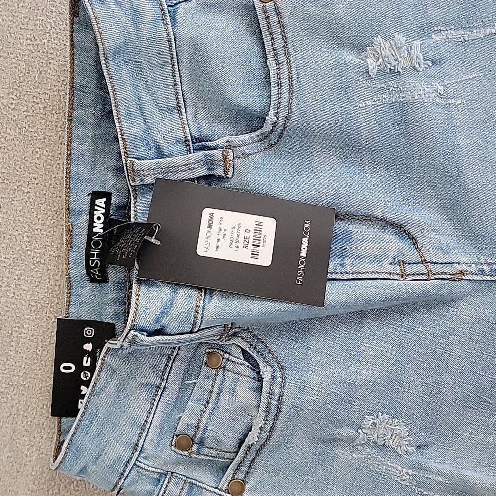 NWT Distressed/Ripped Skinny Jeans - Picture 2 of 4